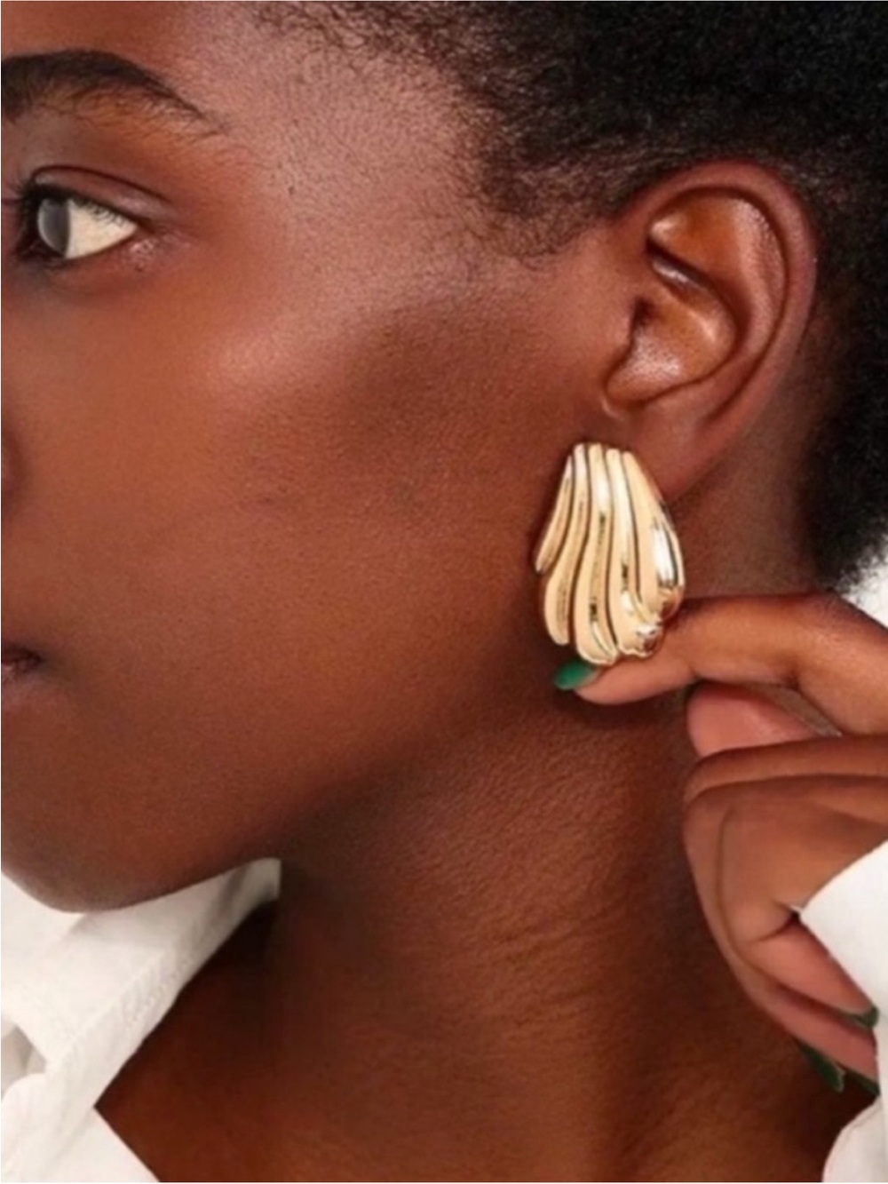 New! Chelsea Classic Minimalist Gold Clamshell Post Earrings (1061) NWOT